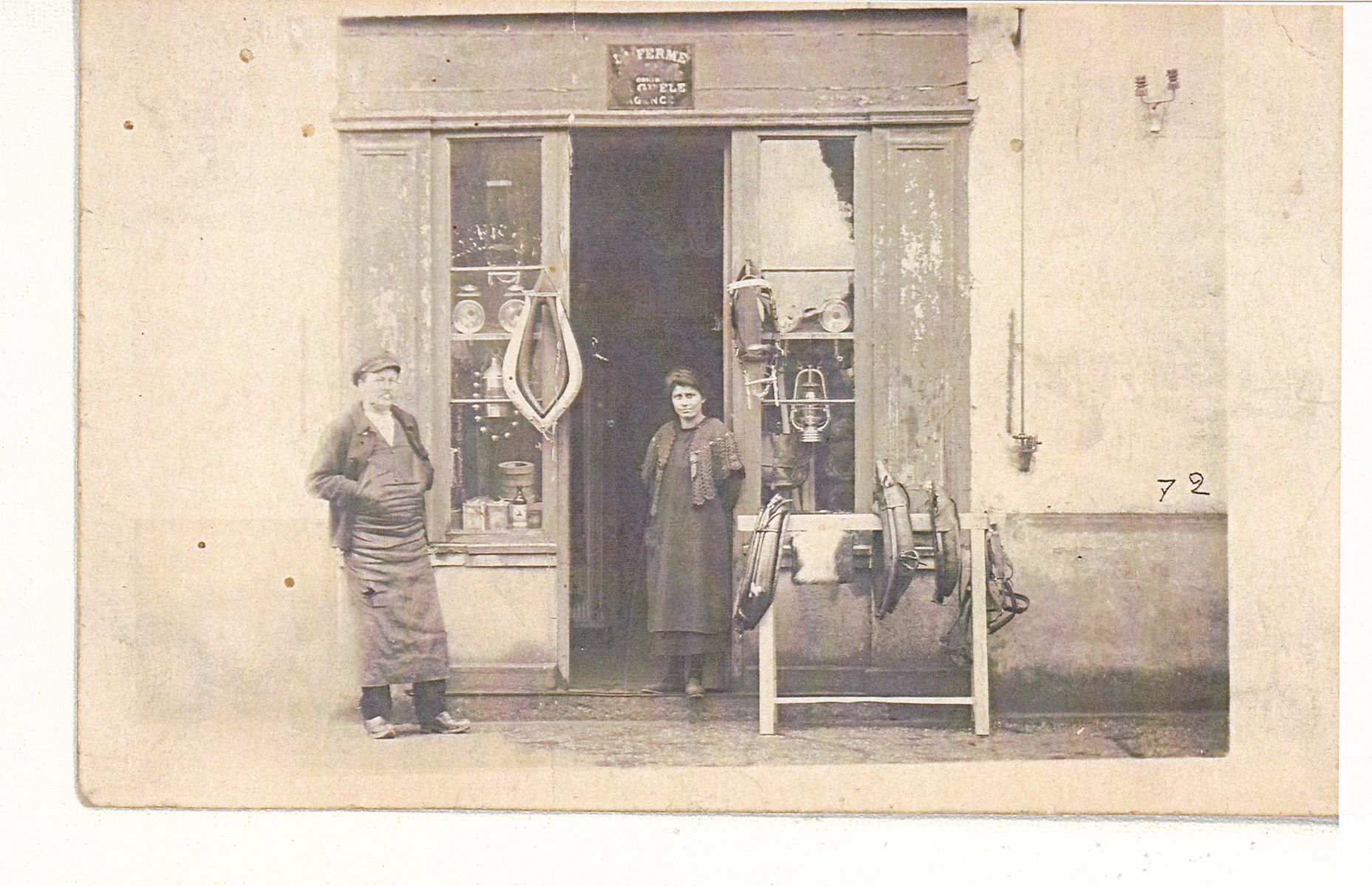Benoit Thevent et son épouse devant l'atelier initial