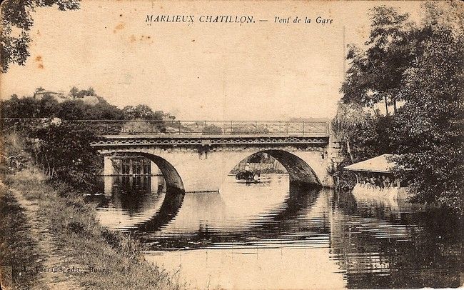 Le pont de Marlieux. A ses pieds le lavoir.