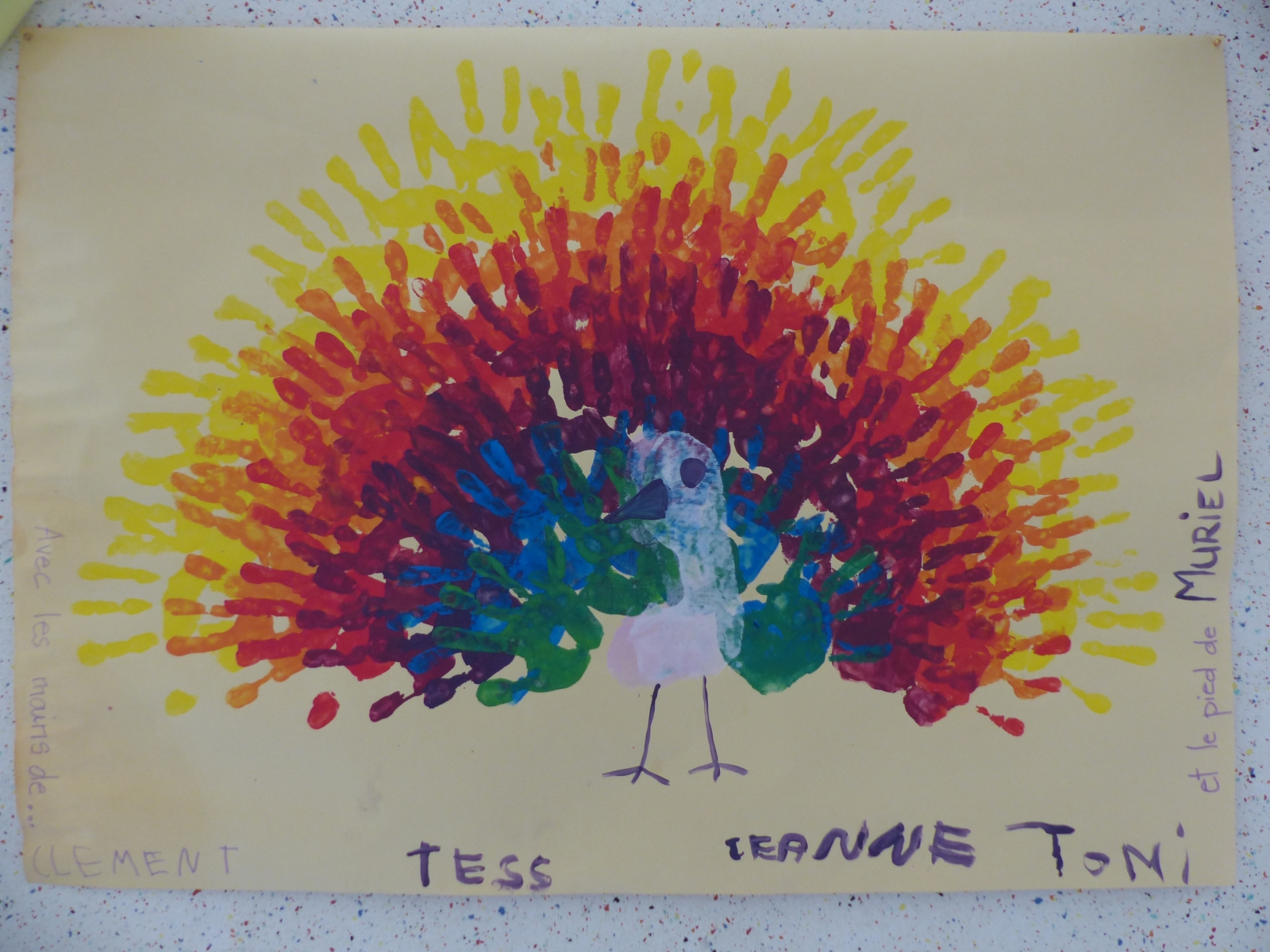 Paon arc-en-ciel avec empreintes de mains