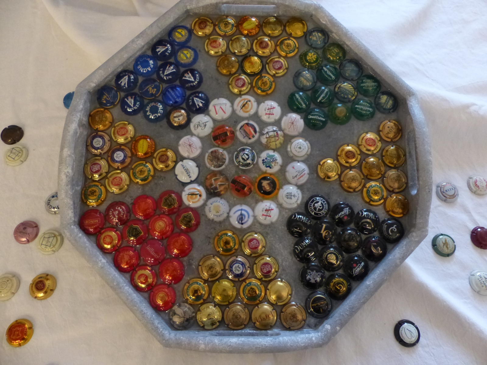 Plateau décoré avec des capsules de champagne