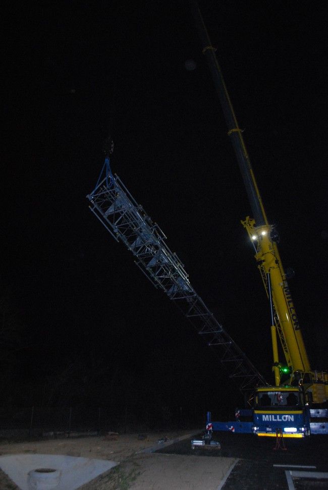 Le pylone est soulevé très doucement