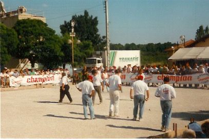 à l'arrière plan le silo à grains à côté de la salle des fêtes , disparu