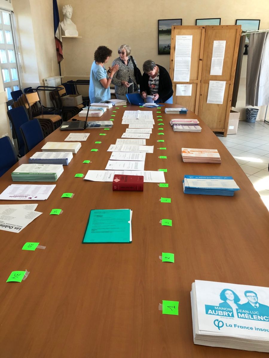 34 listes : beaucoup de papier sur la table...