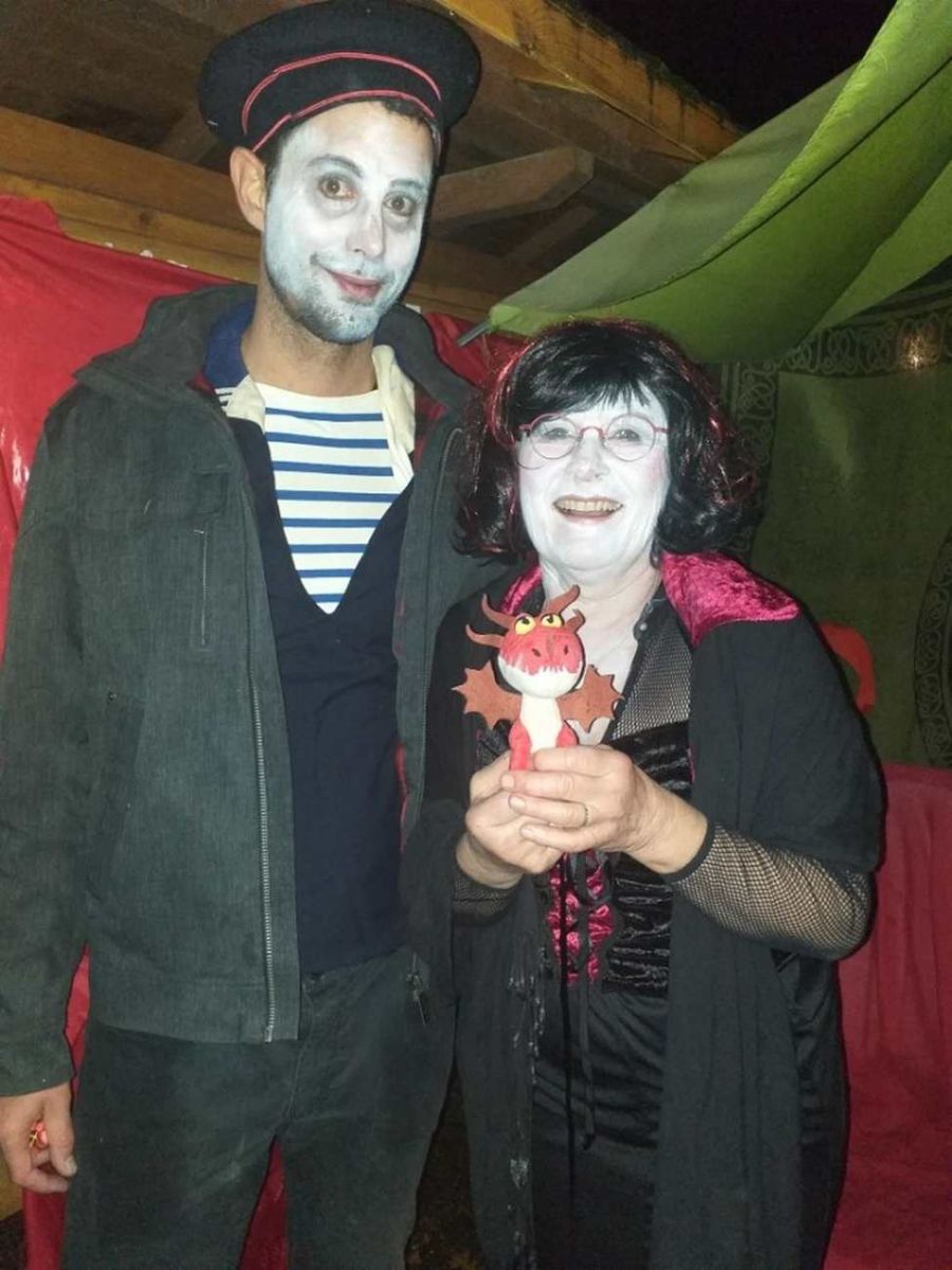 Mémère Diablosa qui a retrouvé son dragon, en compagnie du gardien du phare