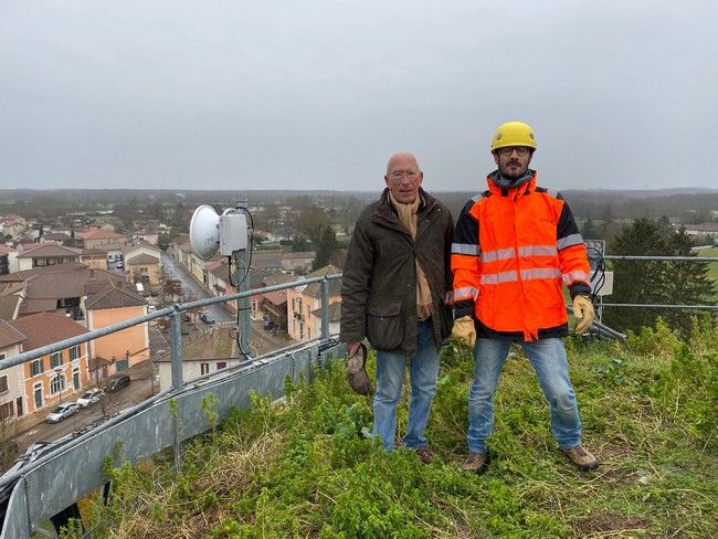 Le représentant d'Orange et le Maire sur le site
