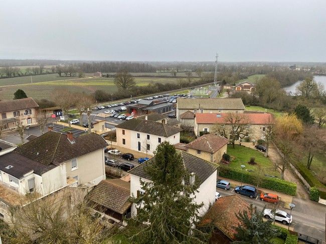 Le nouveau pylone au fond du parking