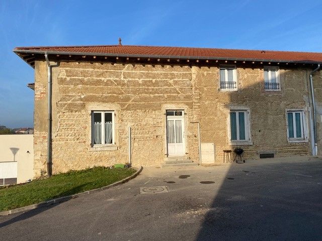 Toiture refaite .Le crépi ancien a été enlevé