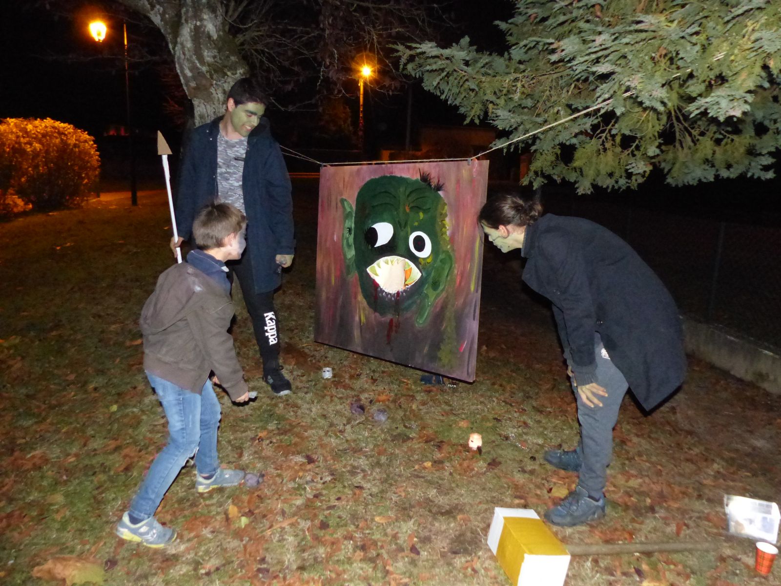 Le monstre, entouré de ses gardiens, qu'il fallait nourrir pour obtenir une dent.