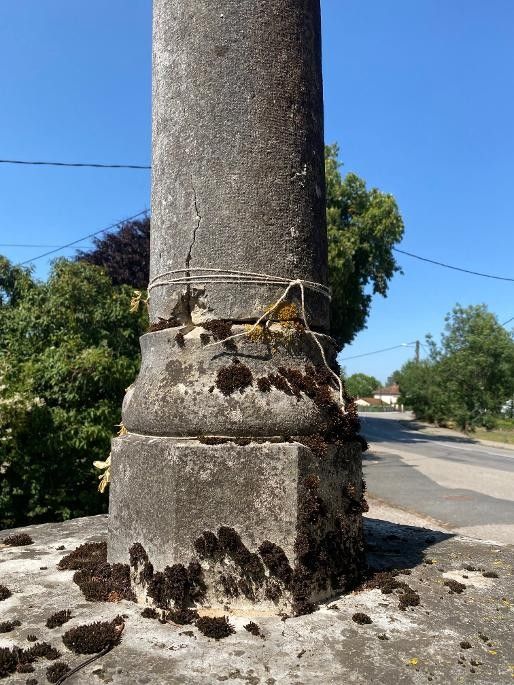 Fissures impressionnantes à la base