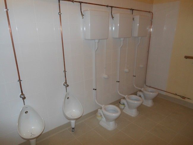 travaux en cours des toilettes de l'école maternelle